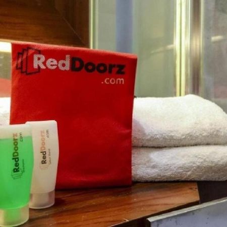 Отель Reddoorz Near Pasar Turi Station Kapasari Экстерьер фото