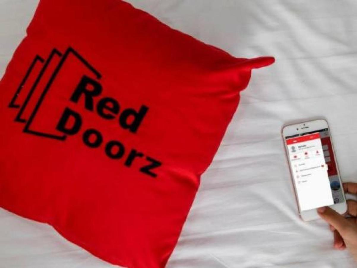 Отель Reddoorz Near Pasar Turi Station Kapasari Экстерьер фото