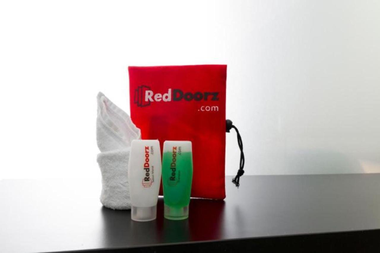 Отель Reddoorz Near Pasar Turi Station Kapasari Экстерьер фото